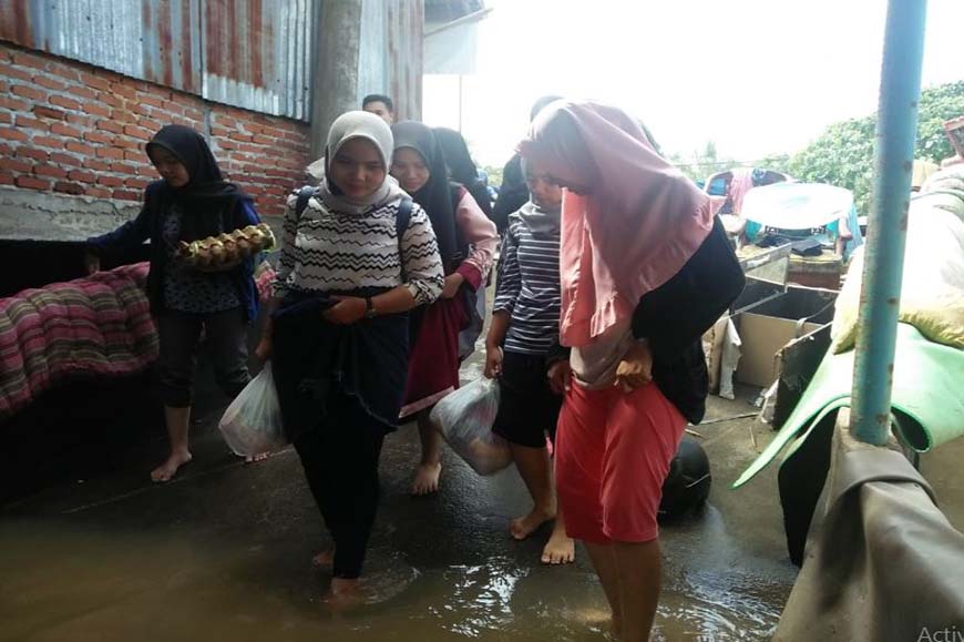 Mahasiswa pendidikan fisika  melalui himpunan mahasiswa pendidikan fisika (HIMAFI) dan Tim GKM bidang Sosial Kerohanian turun kelapangan membantu korban bencana alam di kota Bengkulu
