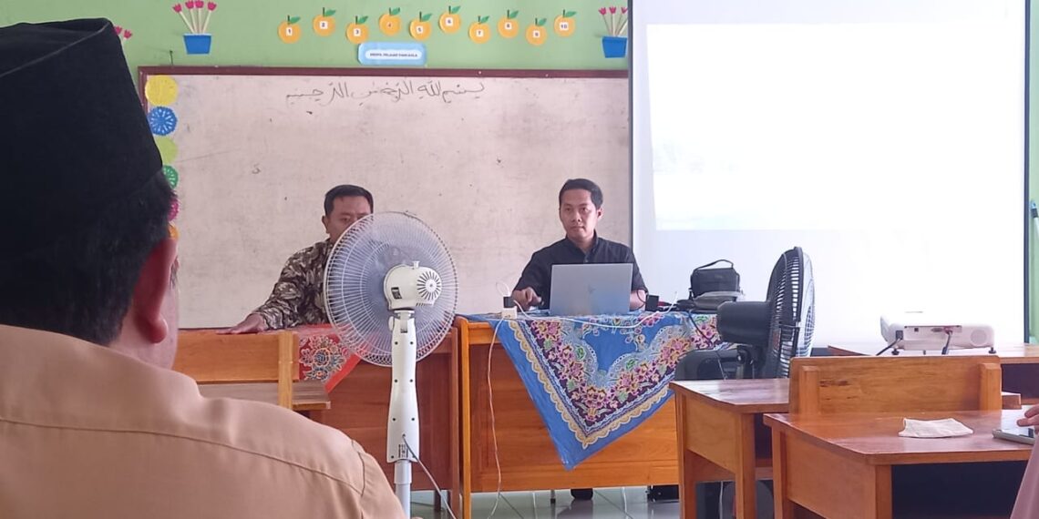 Pelatihan Pemanfaatan MOOCS untuk Guru SD di SD IT Insan Mulia