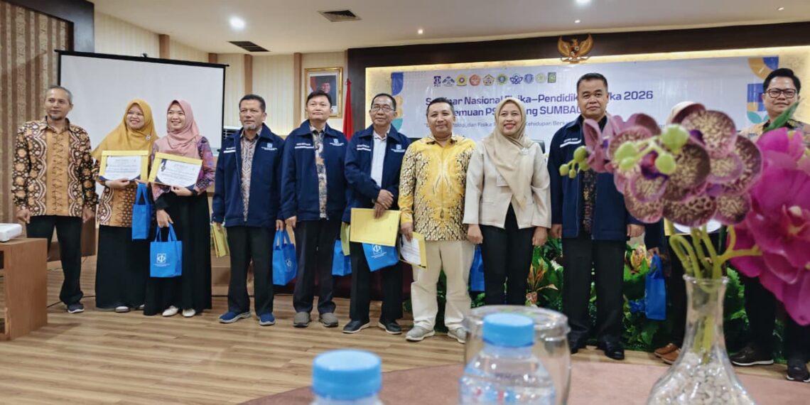 Dr. Fitri April Yanti, M.Pd. Raih Penghargaan Dosen Berprestasi Terbaik 3 Jenjang Lektor pada Seminar Nasional Fisika–Pendidikan Fisika 2026