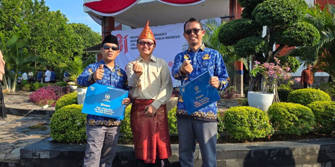 DUA DEKADE MENGABDI, DUA DOSEN PENDIDIKAN FISIKA FKIP UNIVERSITAS BENGKULU DIANUGERAHI SATYA LENCANA KARYA SATYA
