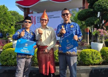 DUA DEKADE MENGABDI, DUA DOSEN PENDIDIKAN FISIKA FKIP UNIVERSITAS BENGKULU DIANUGERAHI SATYA LENCANA KARYA SATYA